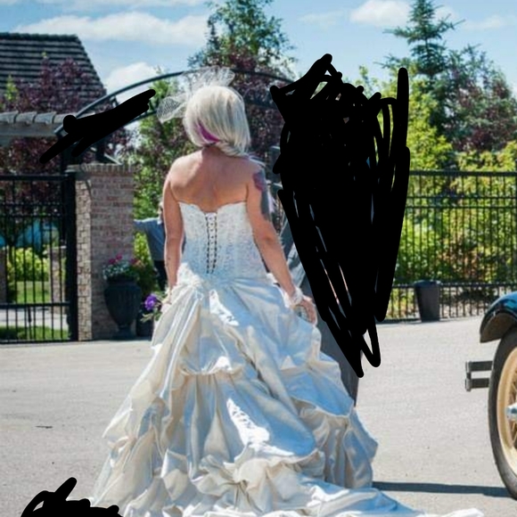 Maggie Sottero 'Perla' Gown - Picture 3 of 4